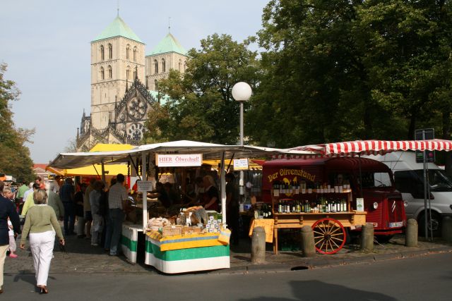 Der Olivenstand auf dem Wochenmarkt am Dom in Münster