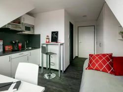 Moderner Wohnraum mit viel Stauraum