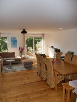 Der gemeinsame große Wohnraum mit Blick in den Garten